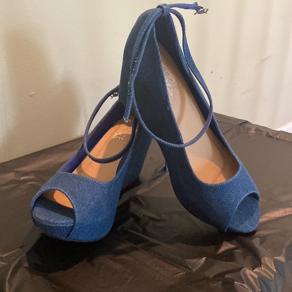 Shoes - Picture 4 of 4